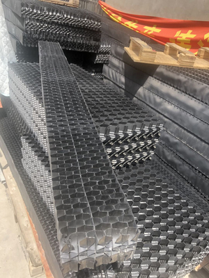 مكونات برج التبريد PVC الخلوية المزيل للانجراف على شكل قرص العسل الأسود