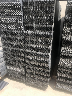 مكونات برج التبريد PVC الخلوية المزيل للانجراف على شكل قرص العسل الأسود