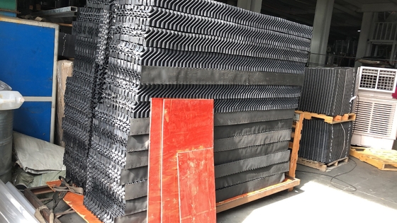 مكونات برج التبريد PVC الخلوية المزيل للانجراف على شكل قرص العسل الأسود